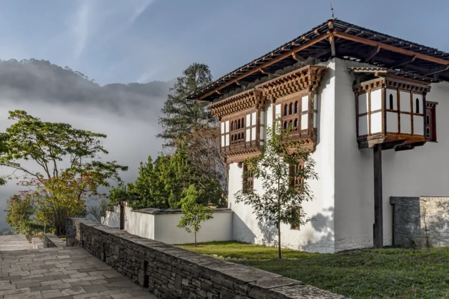 Amankora Punakha Lodge i Bhutan har restaurant, spa m.m. i Farmhouse