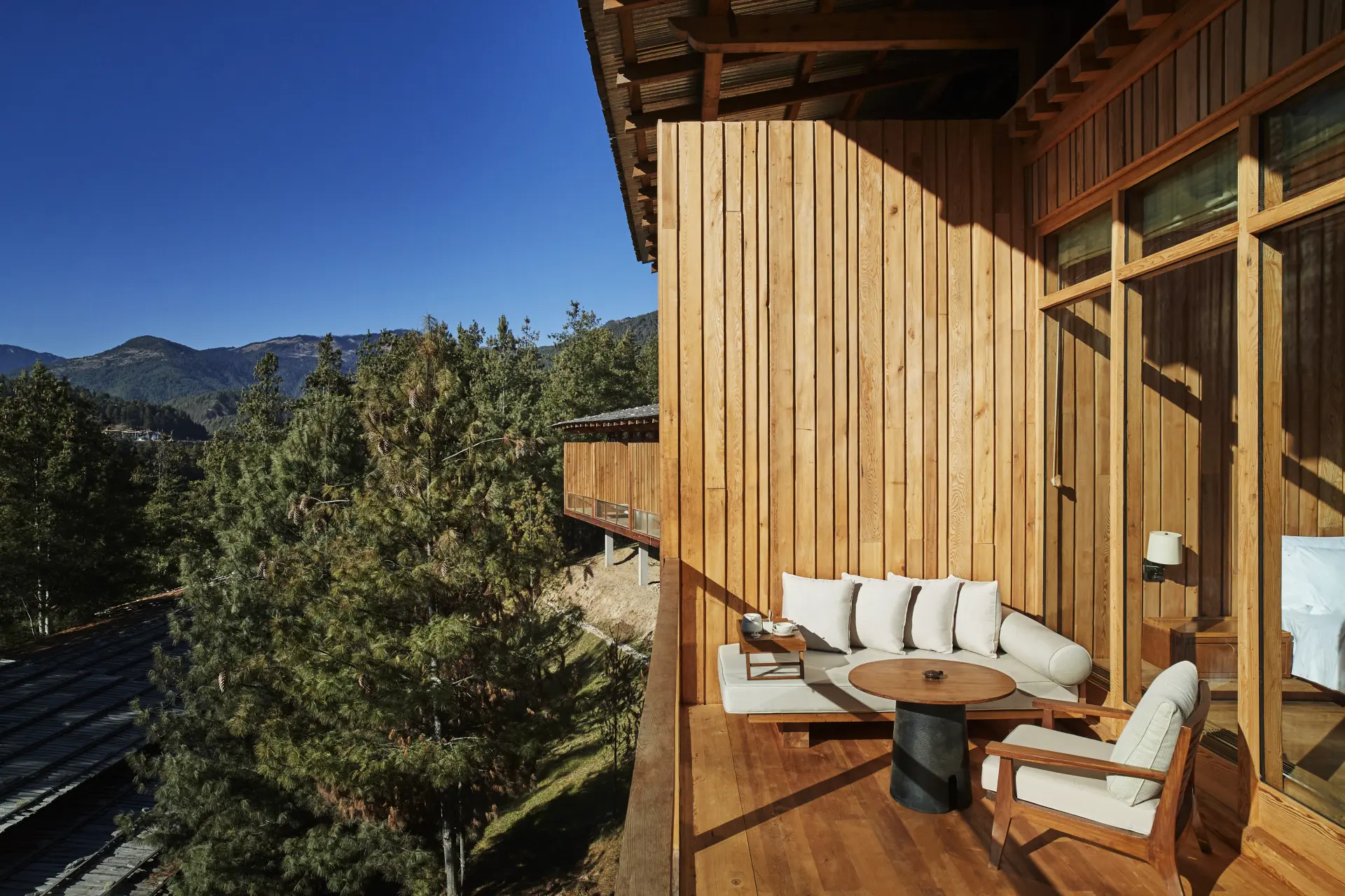 Balkon tilhørende en Lodge Suite på Six Senses Bumthang, Bhutan