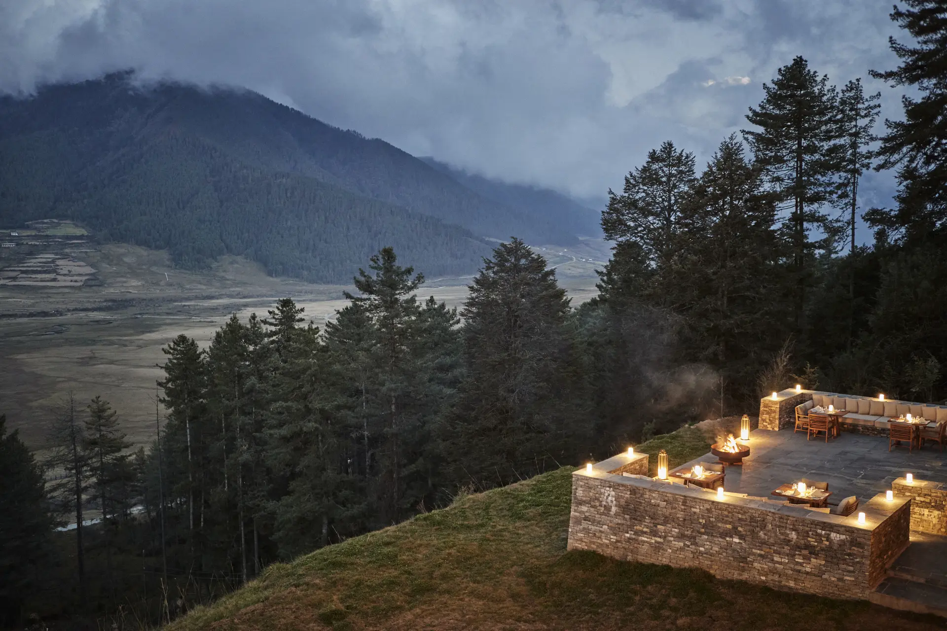 Baa Zam restaurantens udendørs terrasse på Six Senses Gangtey, Bhutan