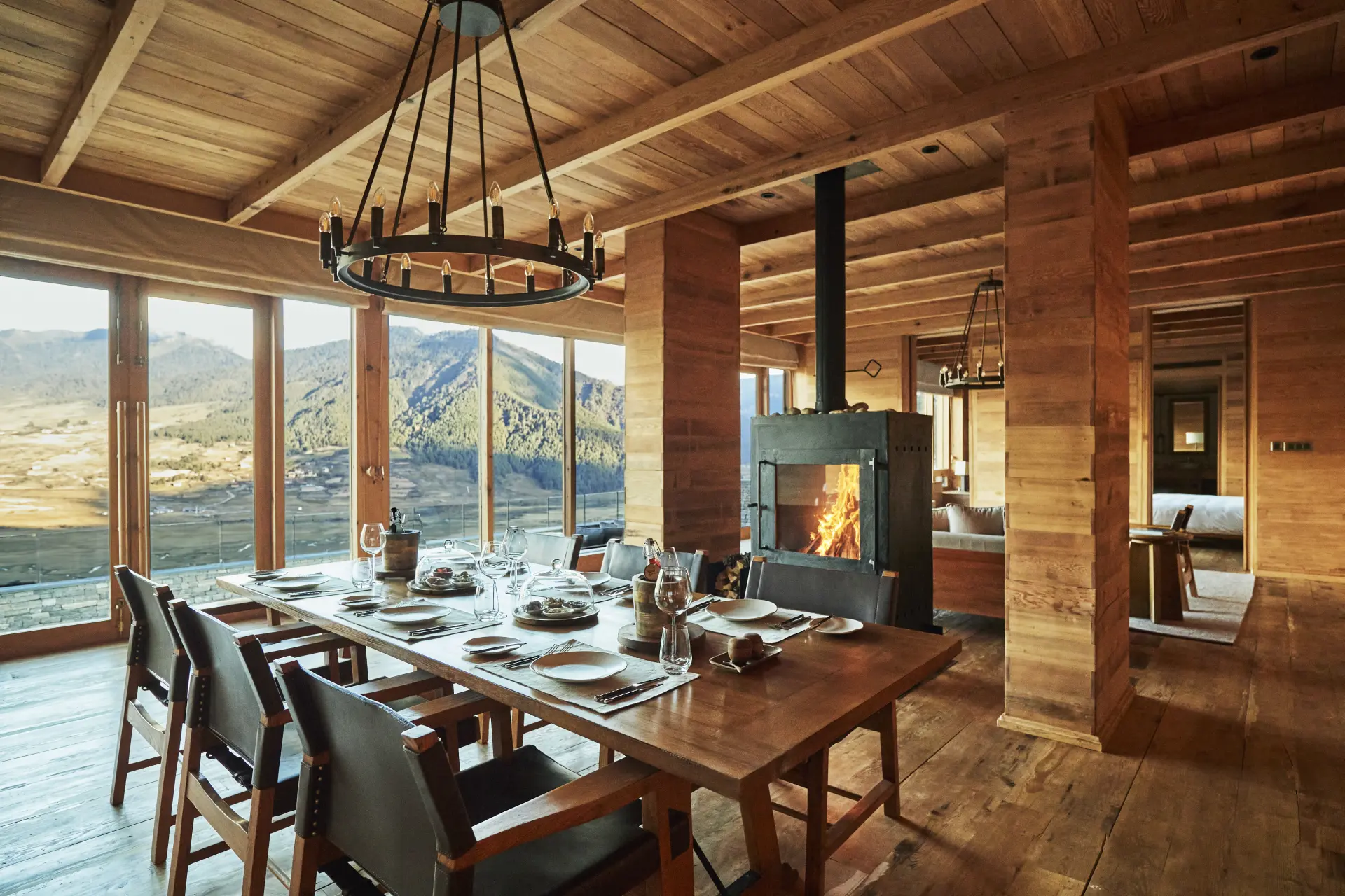 Spiseplads, brændeovn og stue i en Two Bedroom Villa på Six Senses Gangtey, Bhutan