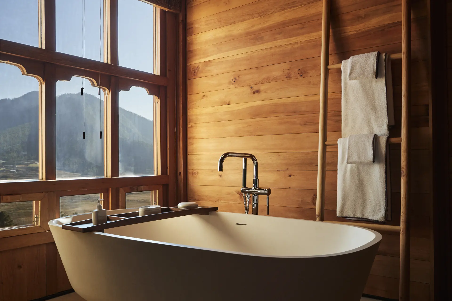 Badeværelset i en Upper Lodge Suite på Six Senses Gangtey, Bhutan