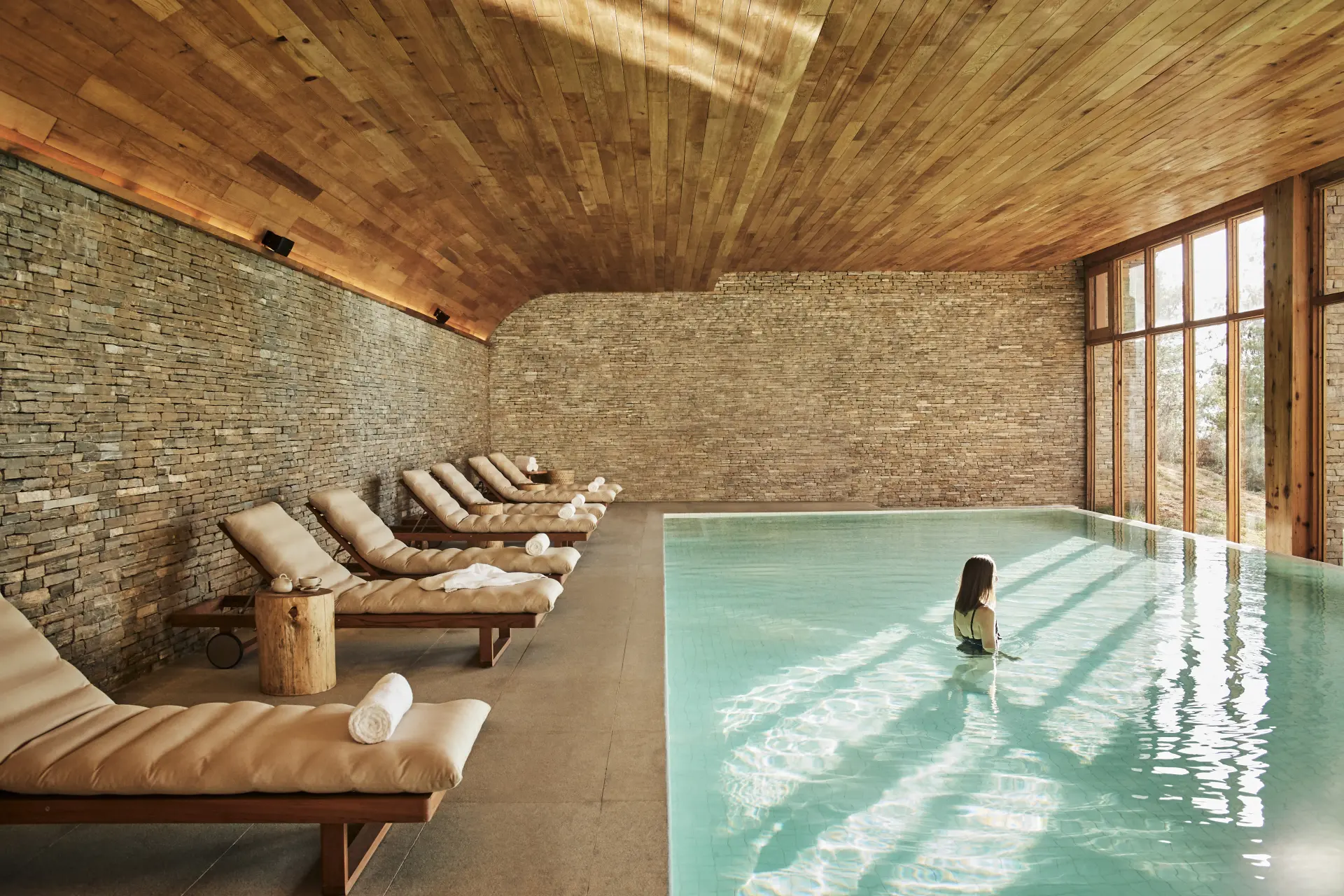 Indendørs pool på Six Senses Paro i Bhutan