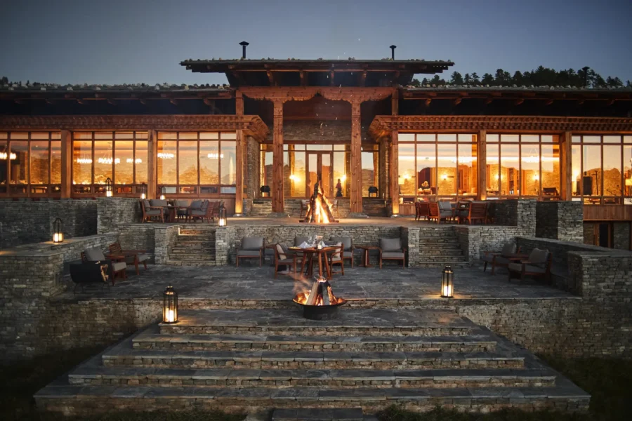 Middag for to på terrassen på Six Senses Paro i Bhutan
