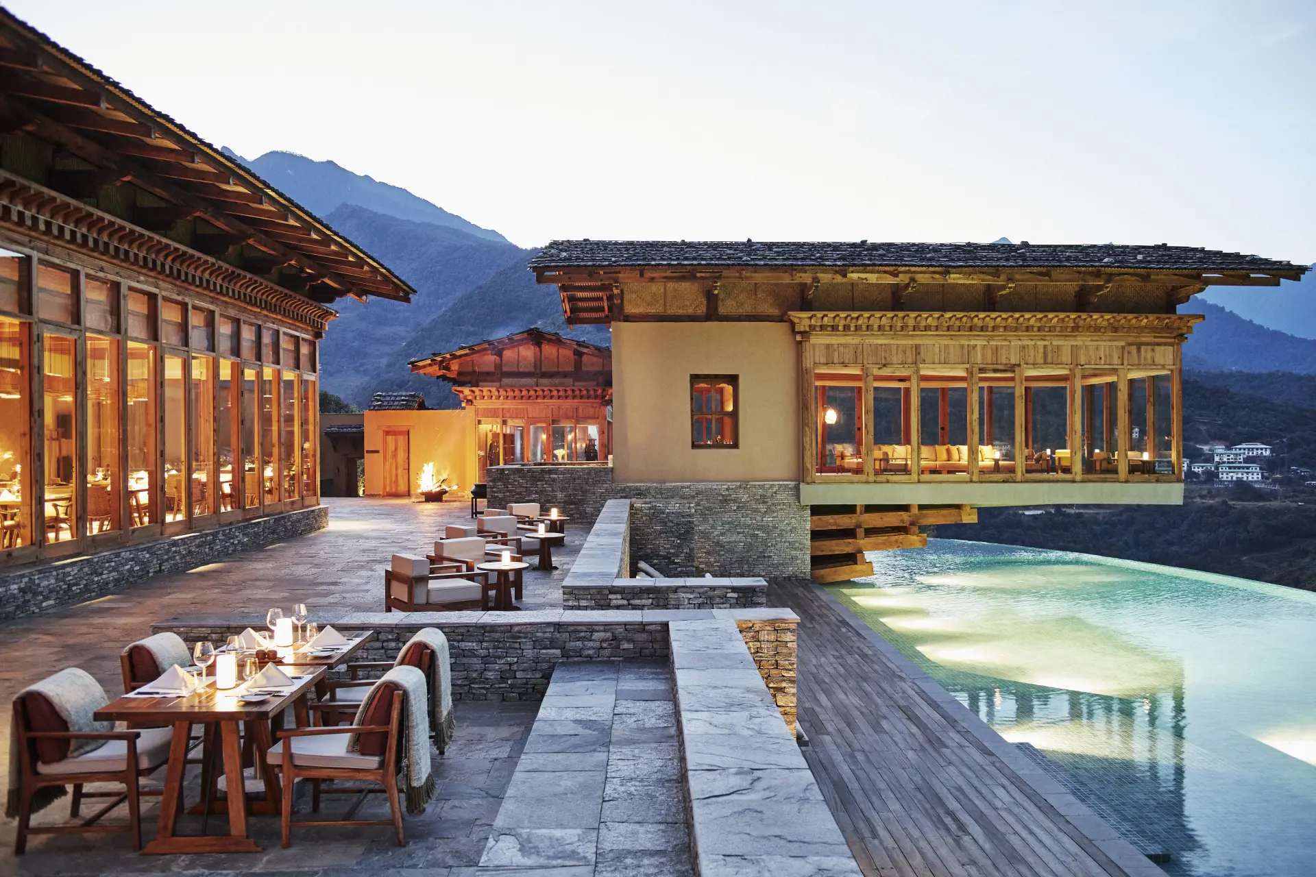 Restaurant, pool og Farmhouse på Six Senses Punakha, Bhutan