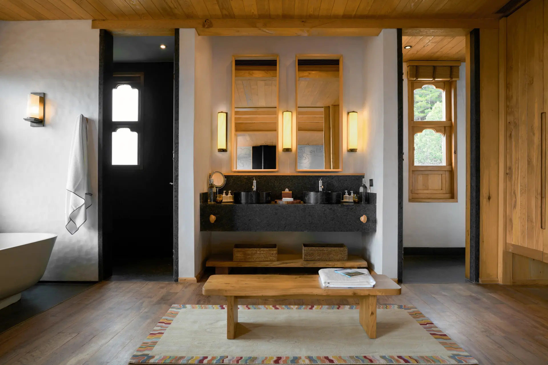 Badeværelset i suiter og villaer på Six Senses Thimphu, Bhutan