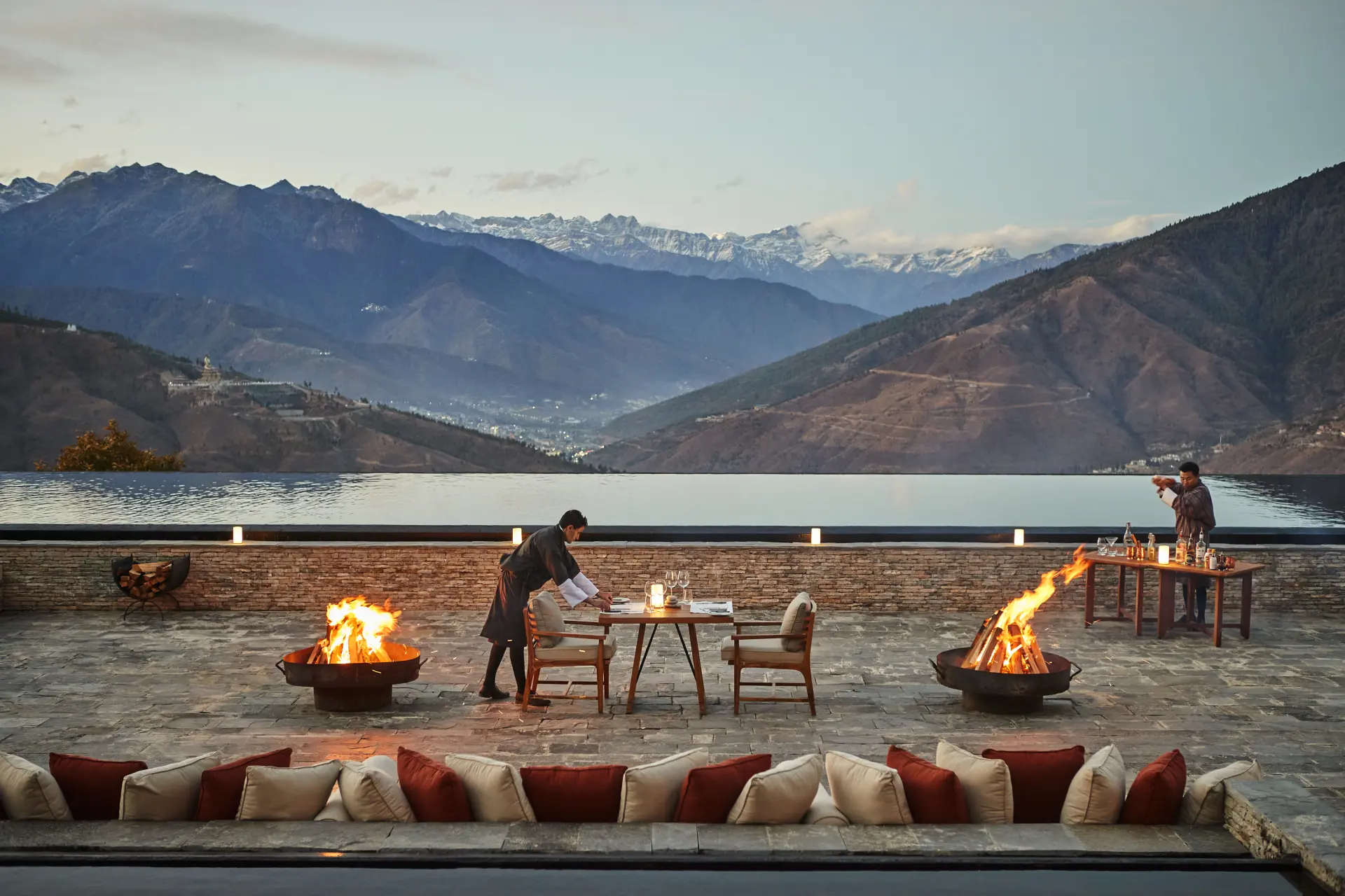 Middag for to på terrassen på Six Senses Thimphu, Bhutan