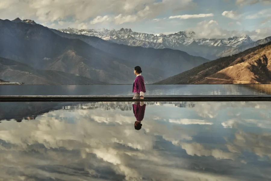 Reflektioner i vandbassinerne på Six Senses Thimphu, Bhutan