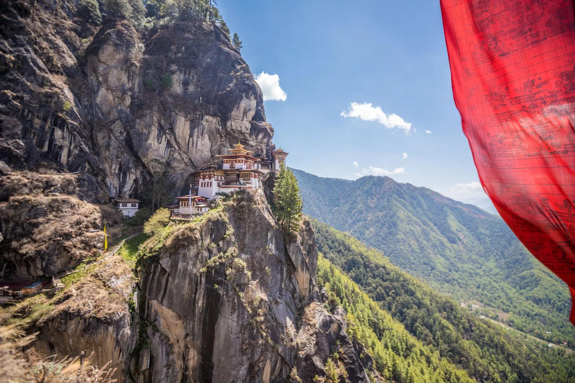 Rødt bedeflag med Tigers Nest i baggrunden, Bhutan