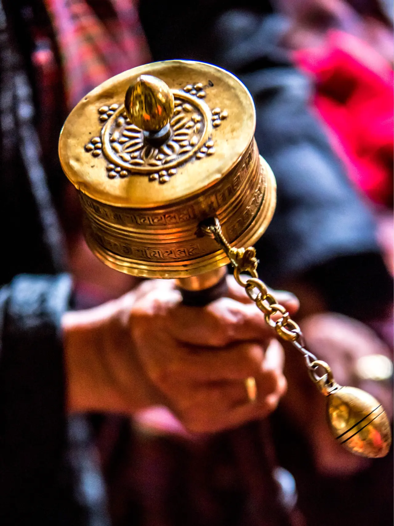 Karma hjul i hænderne på en munk i Bhutan