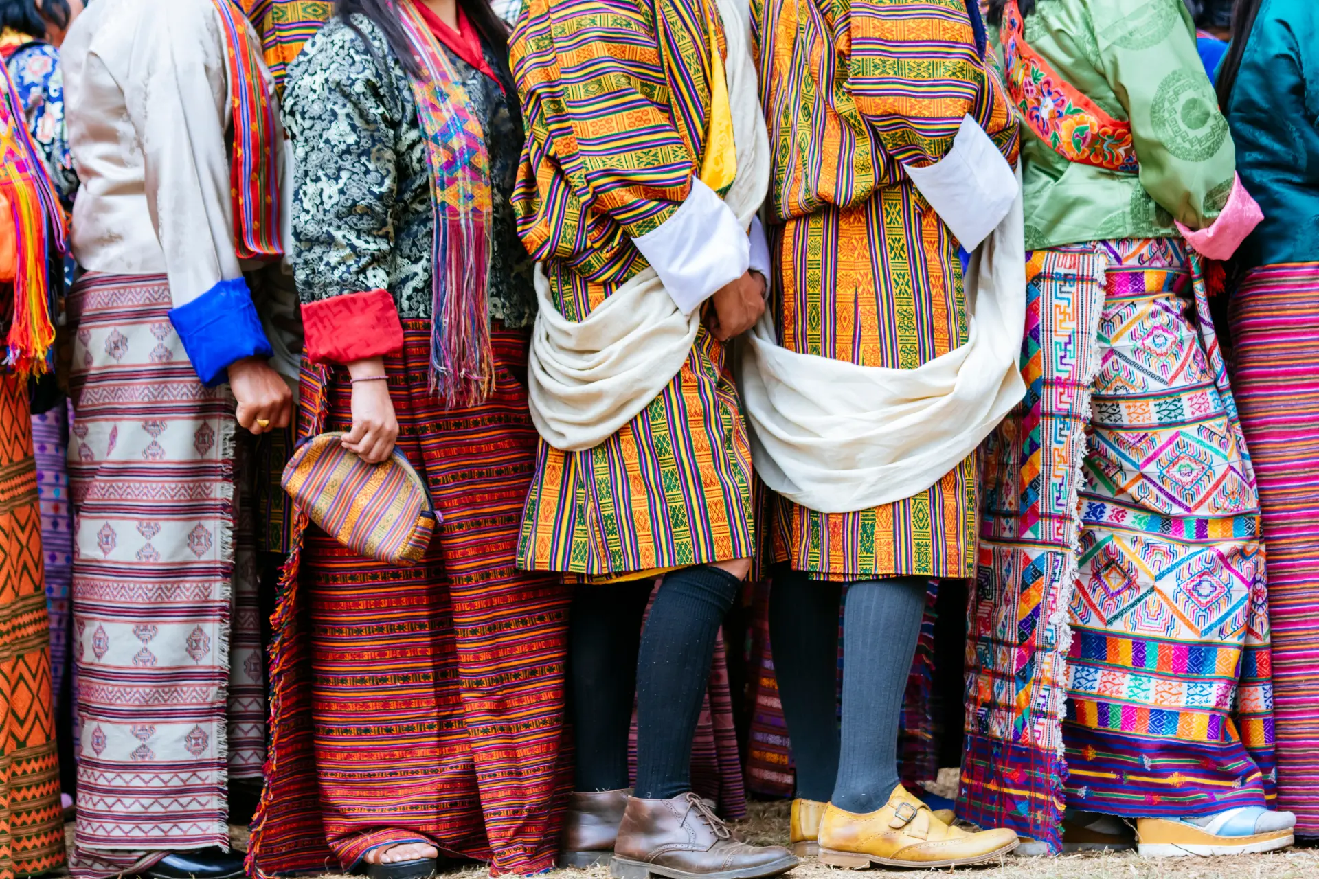 Bhutanesere står i kø for at blive velsignet af en munk