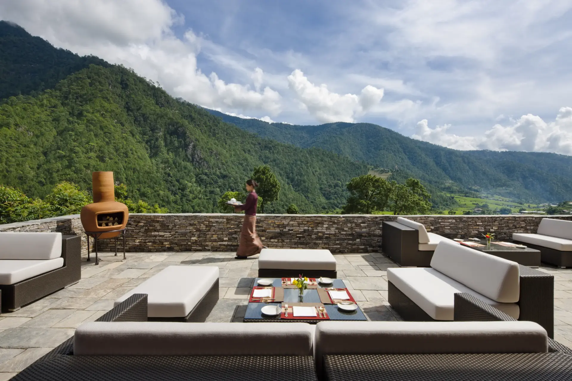 Den udendørs terrasse på COMO Uma Punakha, Bhutan