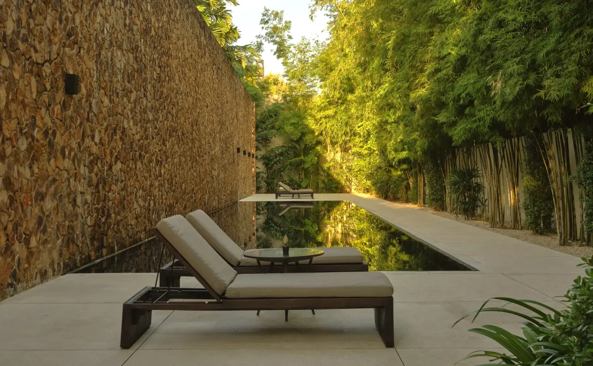 Pool loungers på Amansara resort i Cambodia