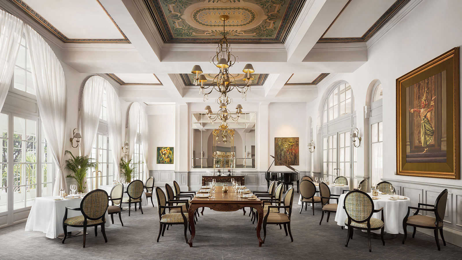 Indendørs restaurant på Raffles Le Royal Phnomn Penh i Cambodia