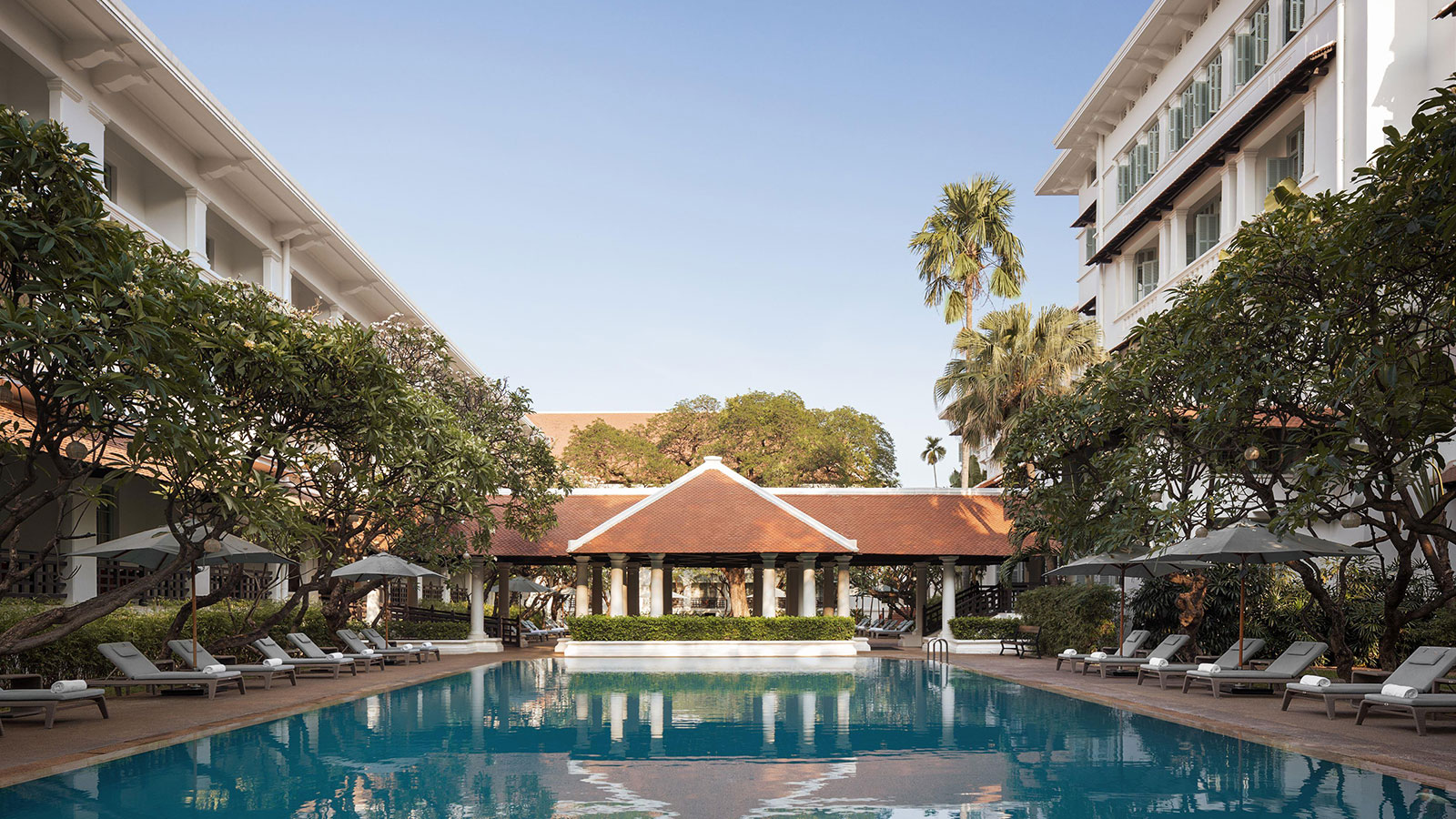 Fælles Swimming Pool på Raffles Le Royal Phnomn Penh i Cambodia