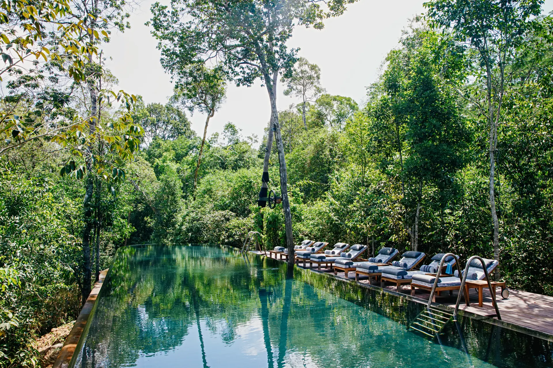 Pool med liggestole på Shinta Mani Wild i Cambodia