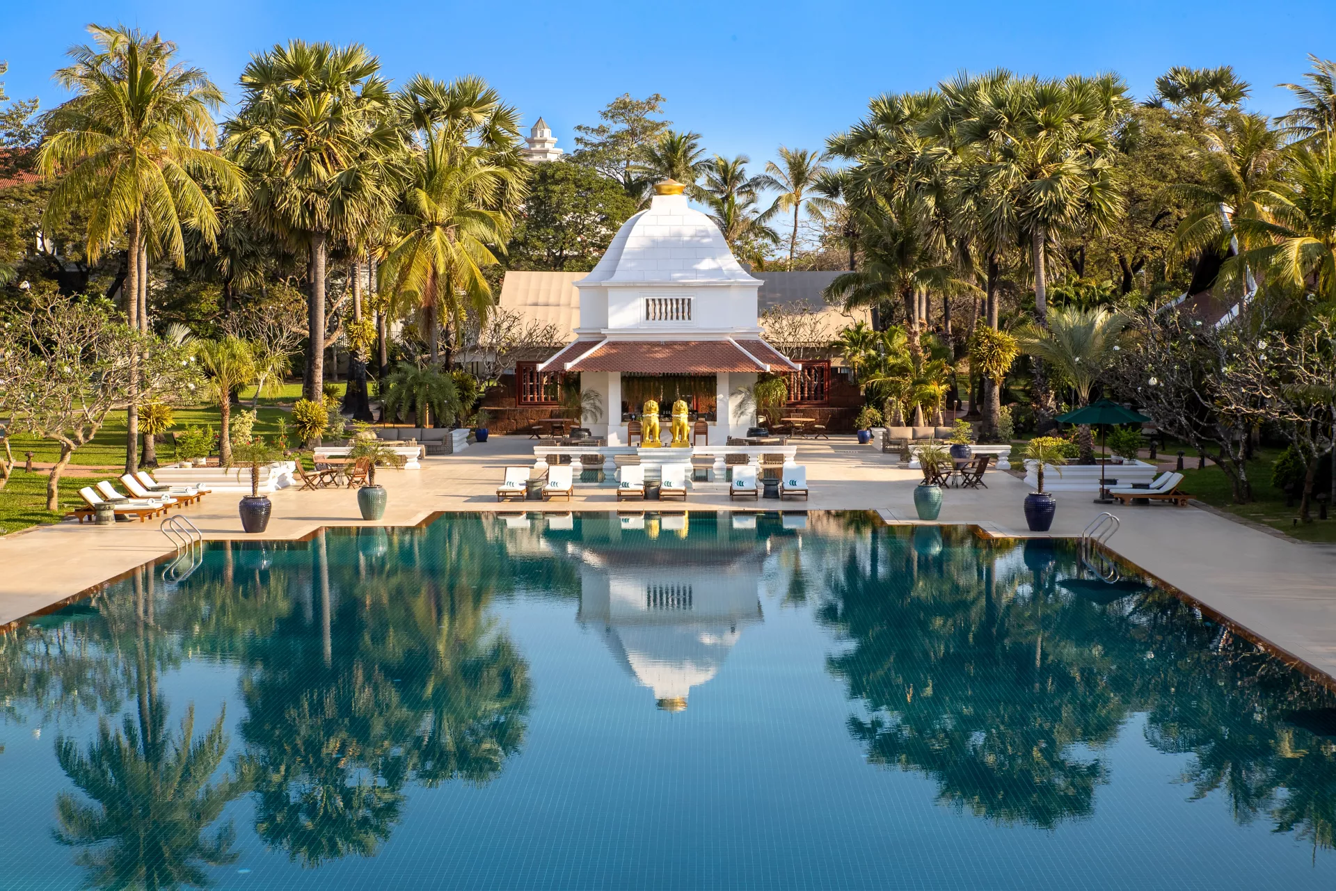 Swimming pool på Raffles Grand Hotel Ankor i Cambodia