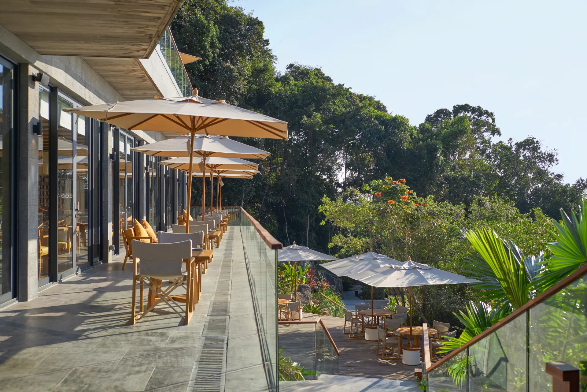 Terrassen på AHA restaurant på Six Senses Krabey Island i Cambodia
