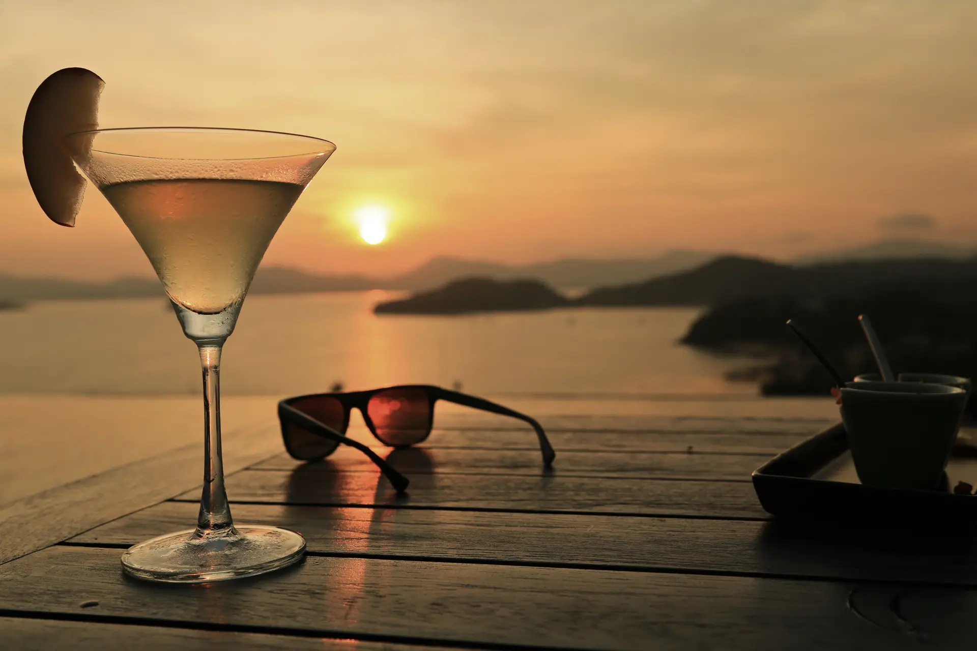 Cocktail og solnedgang i Caribien