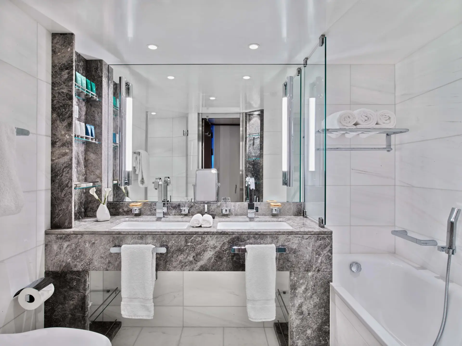 Badeværelset i en suite om bord på Seabourn