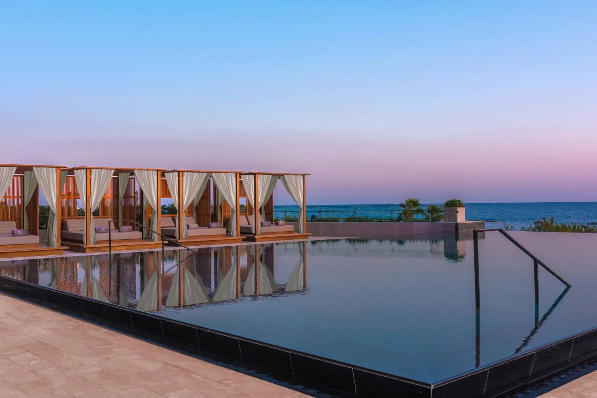 Pool, cabanas og aftensol på Amara, Cypern