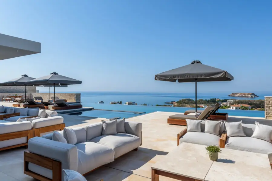 Terrasse og lounge på Cap St Georges Hotel & Resort, Cypern