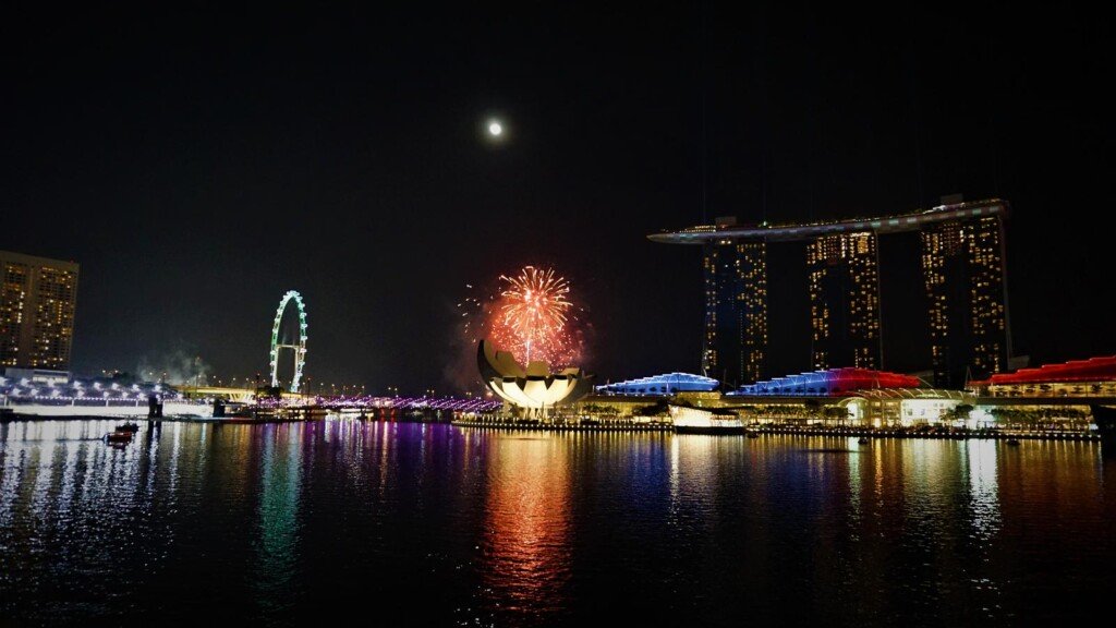 Fyrværkeri i Singapore efter Formel 1 løbet