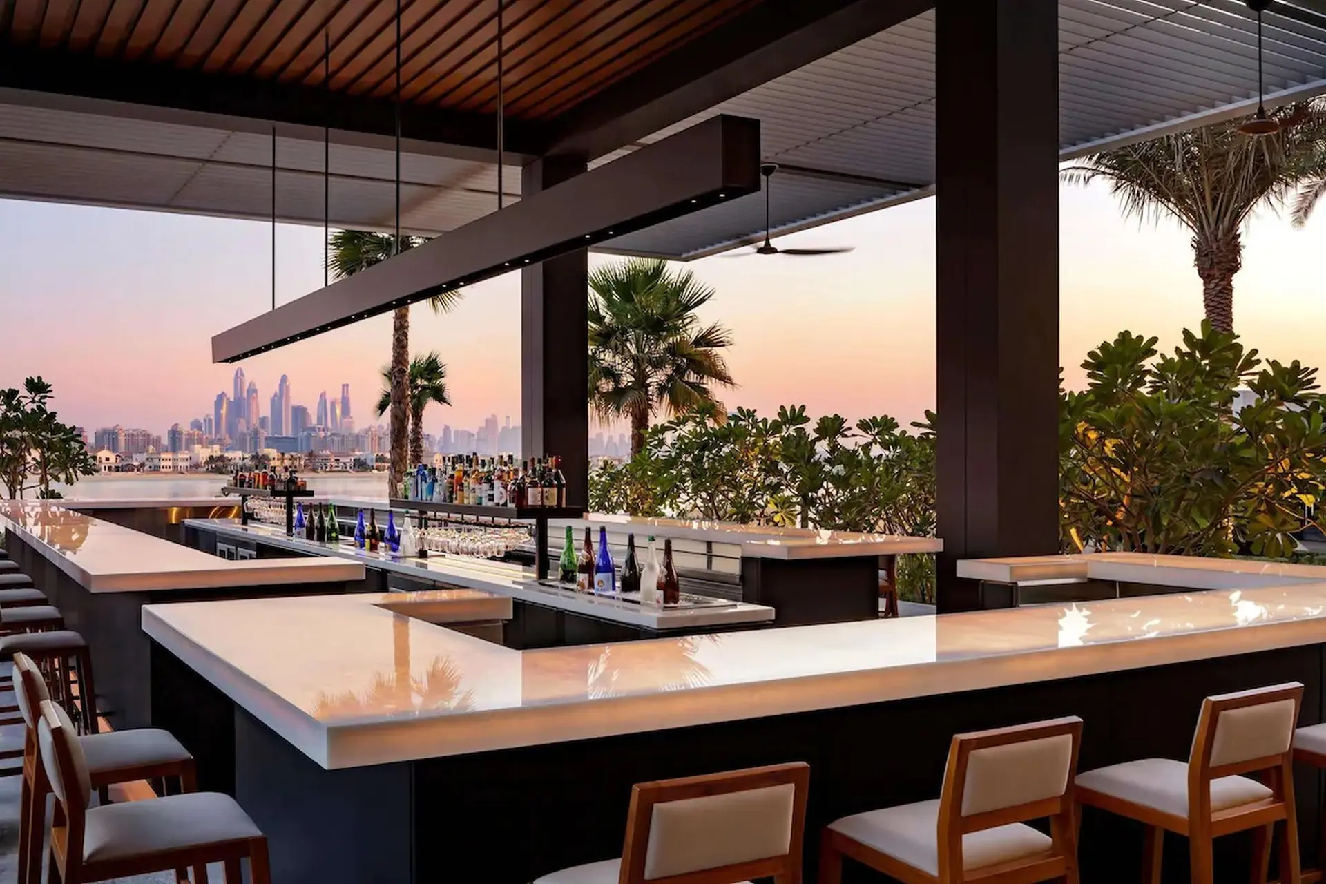 Bar med skyline i baggrunden på Atlantis The Royal, Dubai