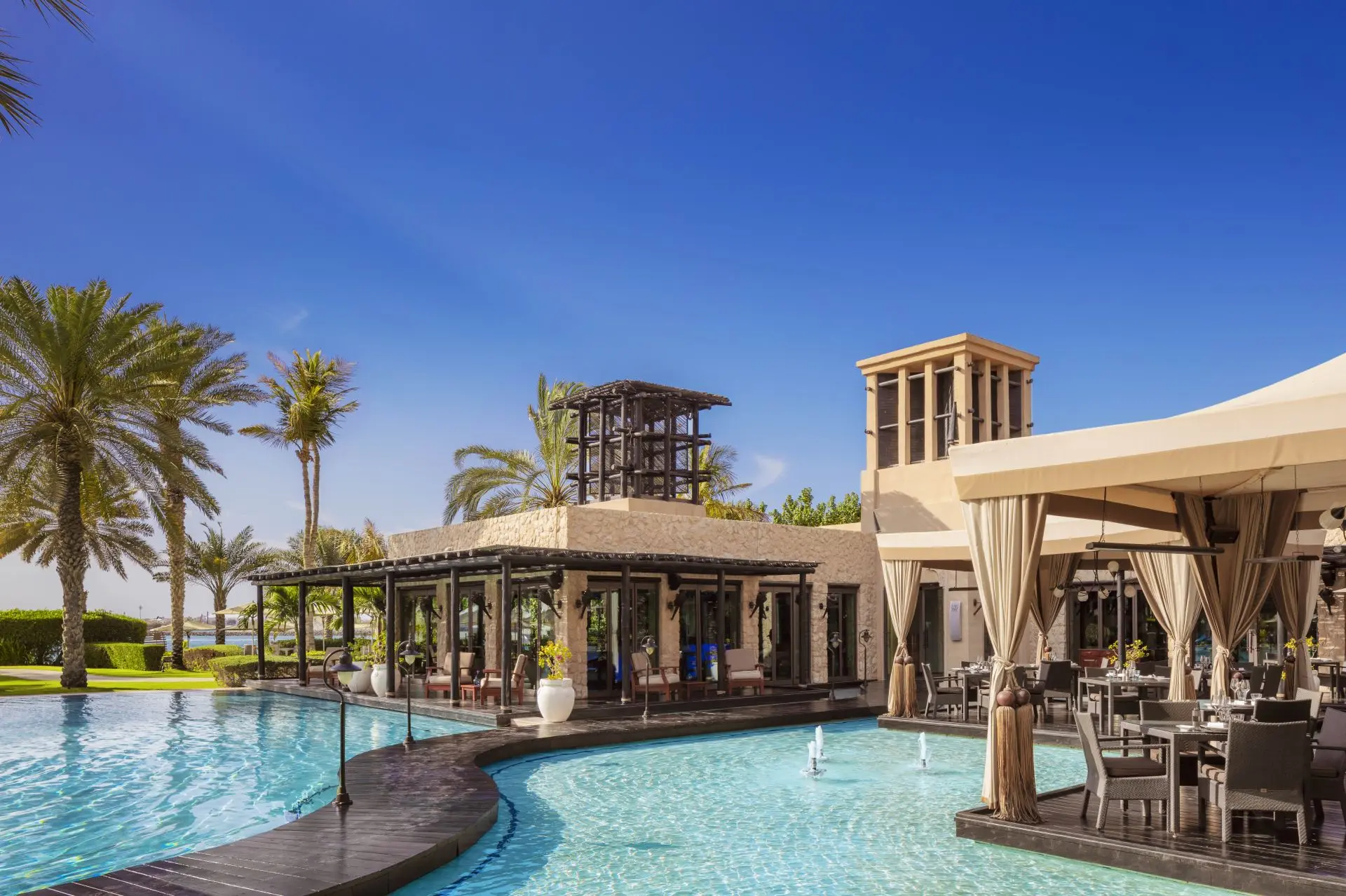 Restaurant ved pool på One&Only Royal Mirage, Dubai