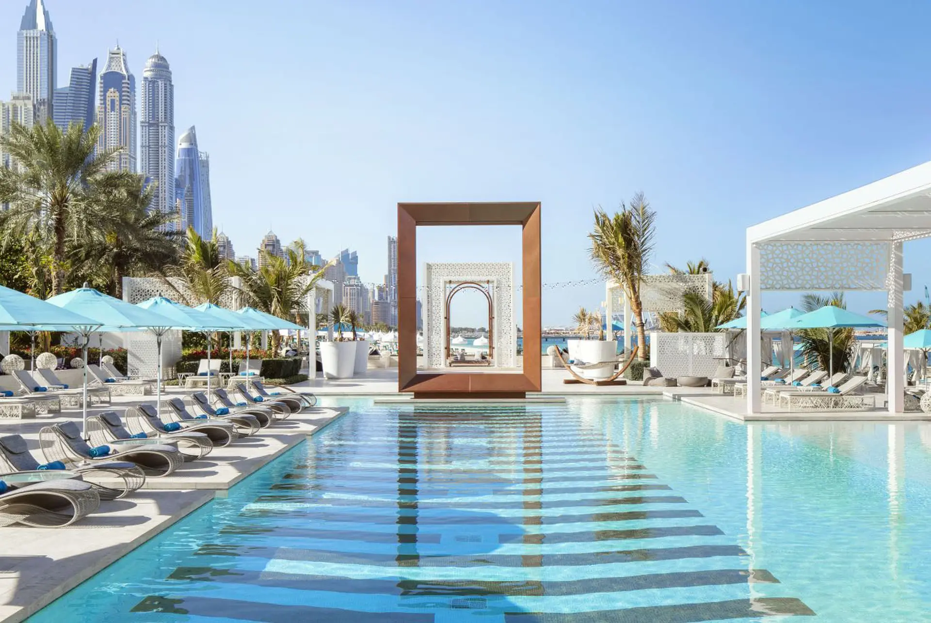 Poolområde med skyline og solsenge på One&Only Royal Mirage, Dubai