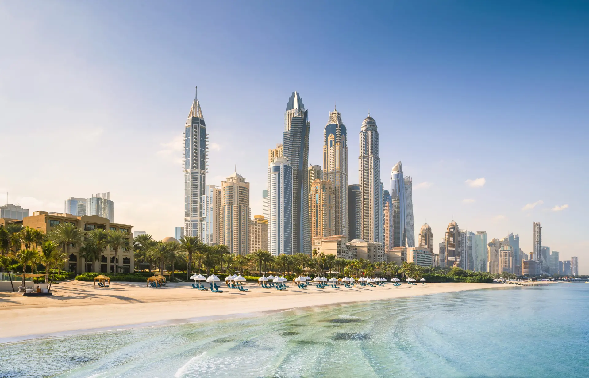 Strand, cabanas og skyline på One&Only Royal Mirage, Dubai