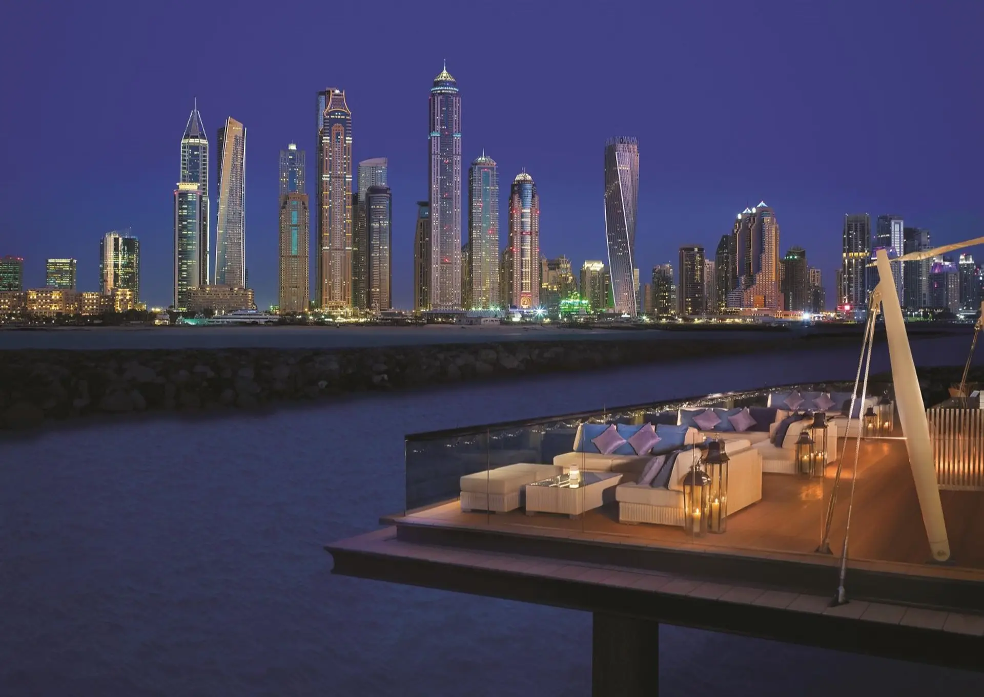 Skyline og bar med aftenstemning på One&Only The Palm, Dubai