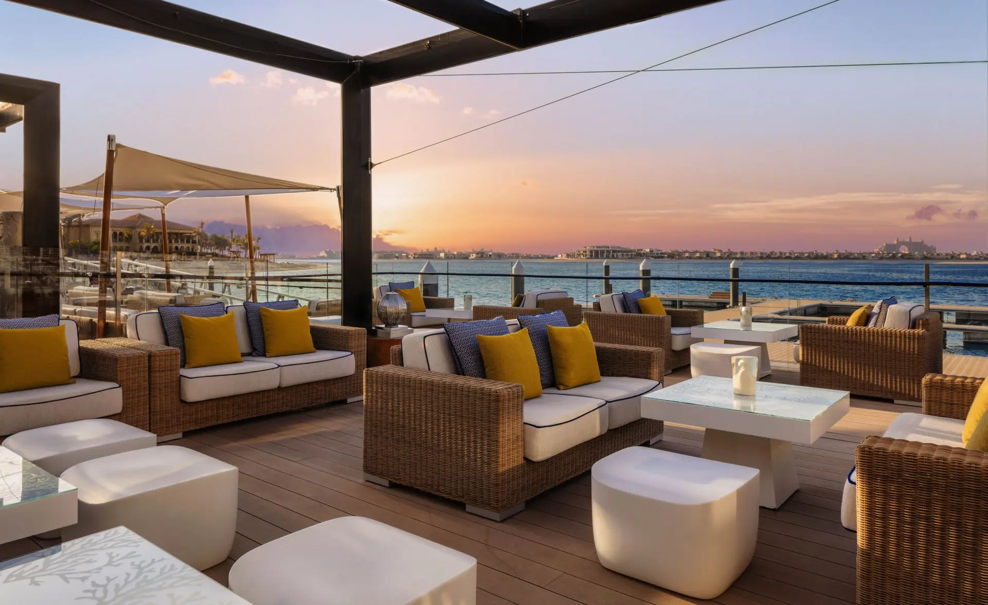 Nyd solnedgangen med en drink i loungerestauranten på One&Only The Palm, Dubai