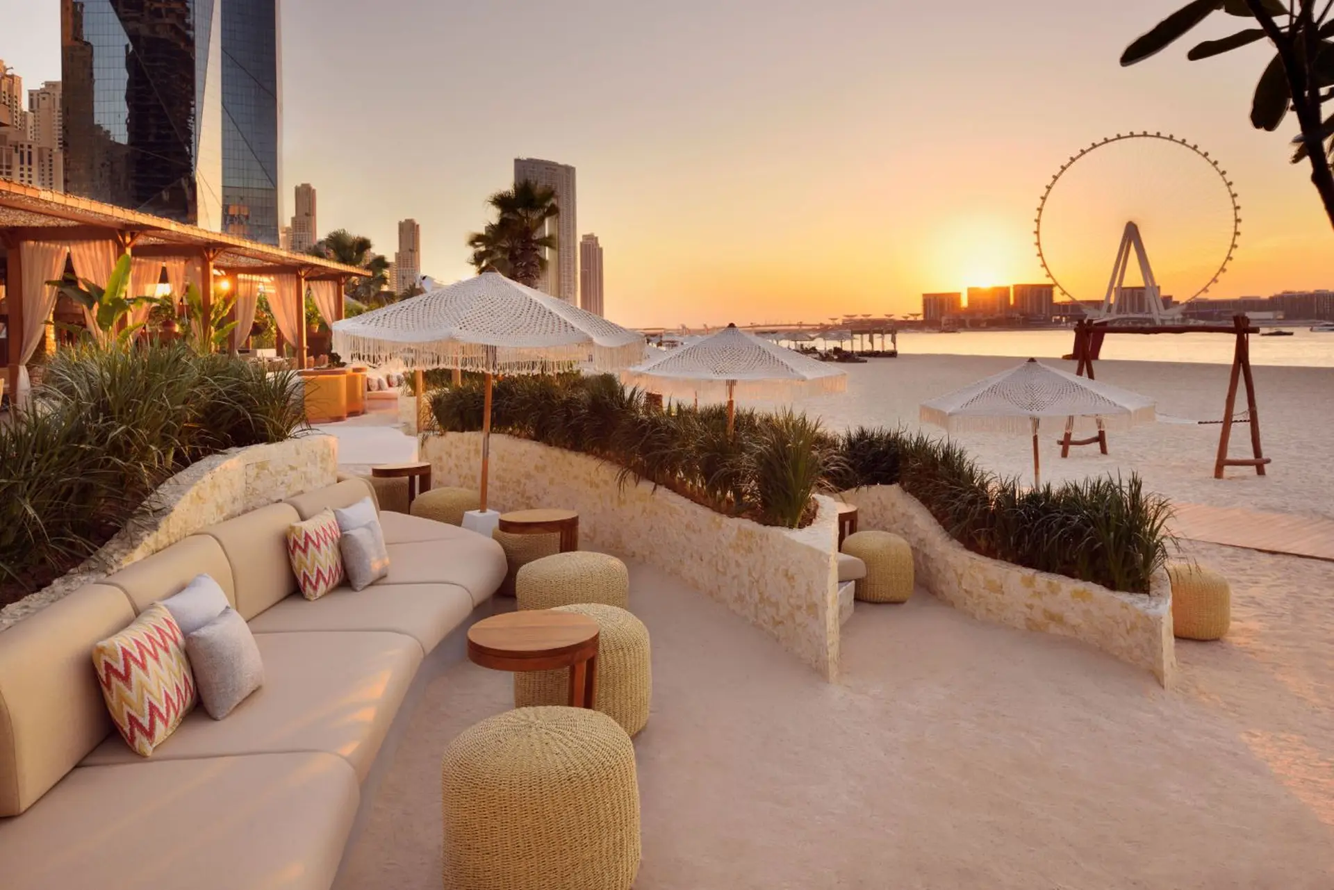 Restauranten Tamoka ved stranden på The Ritz-Carlton, Dubai