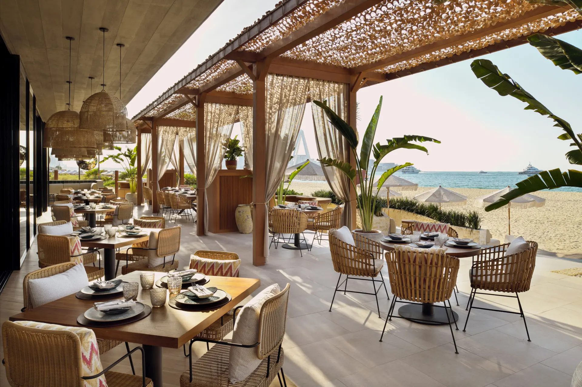 Restauranten Tamoka ved stranden på The Ritz-Carlton, Dubai