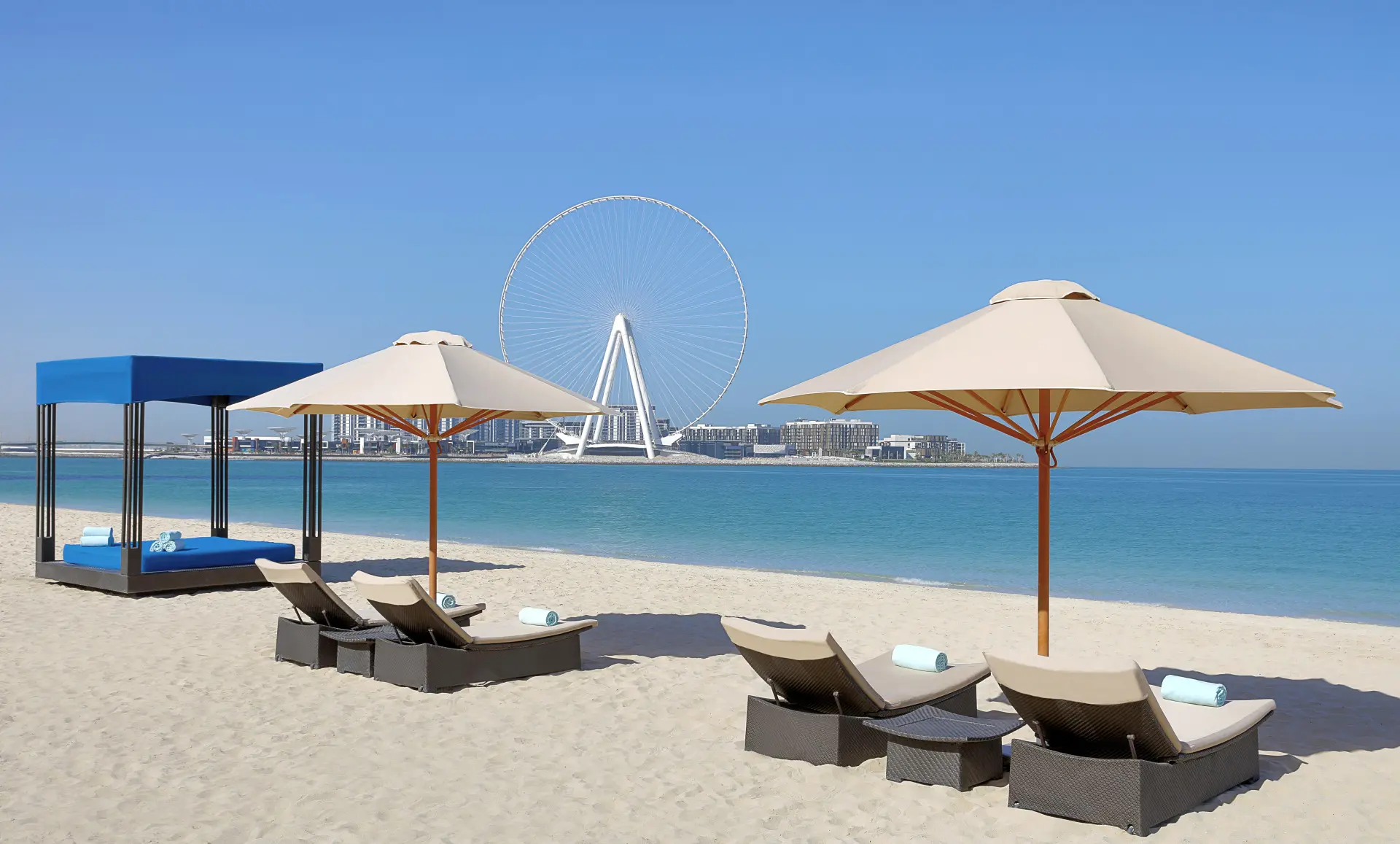 Solsenge på stranden på The Ritz-Carlton, Dubai