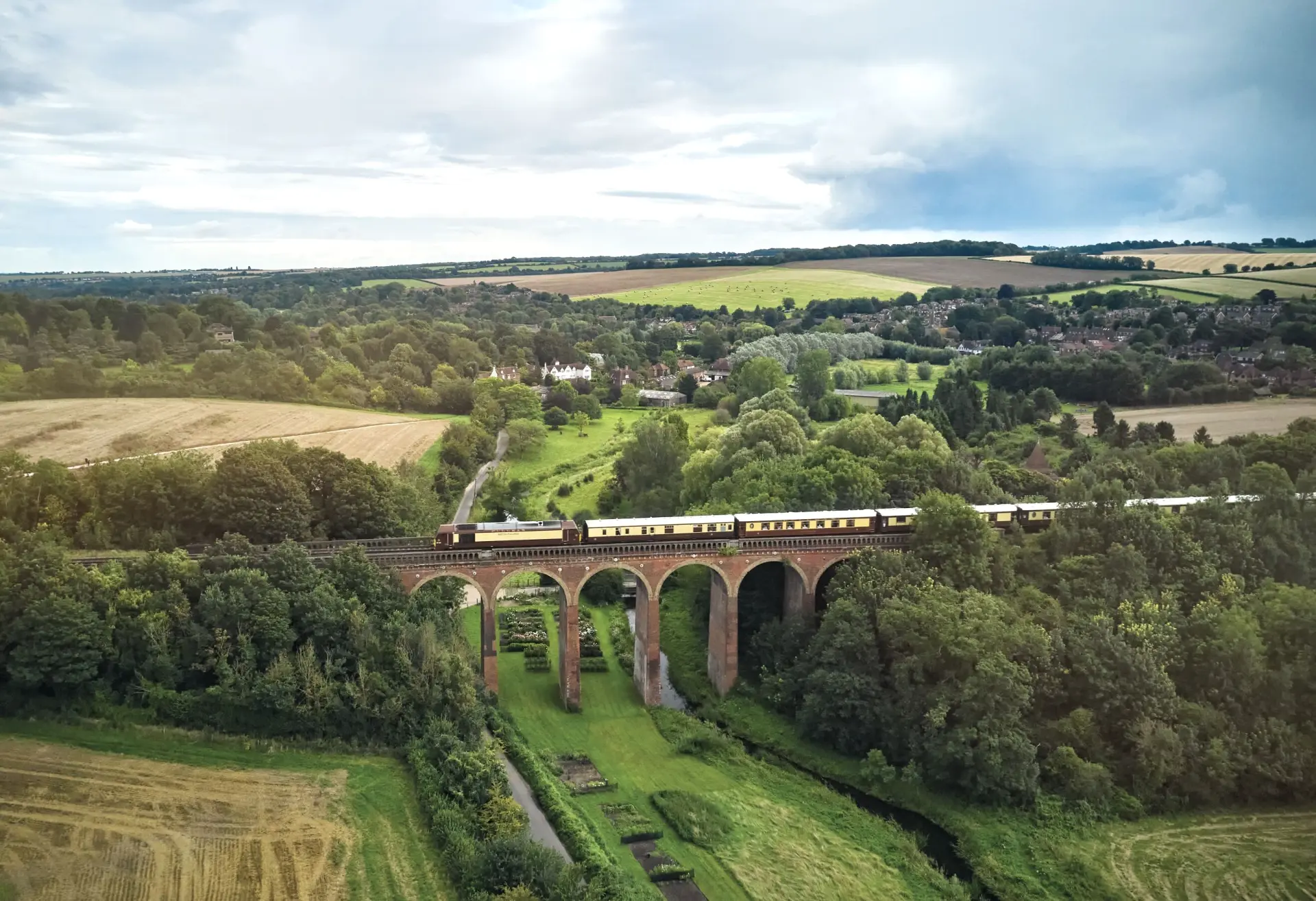 Luftfoto af British Pullman, A Belmond Train, England, Togrejser
