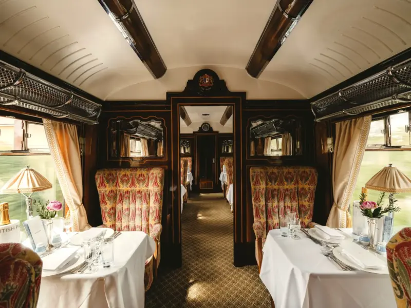 Spisevogn i tog på British Pullman, A Belmond Train, England, Togrejser