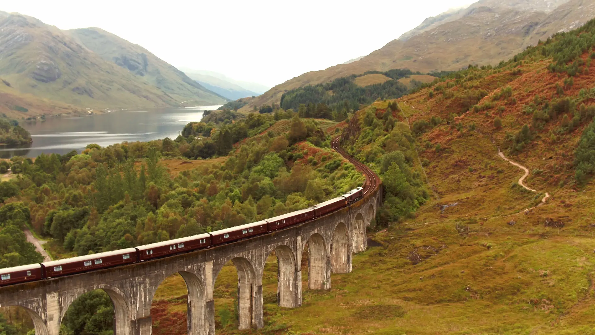 Luftfoto af landskab og Royal Scotsman, A Belmond Train, Europa, Skotland, Togrejser