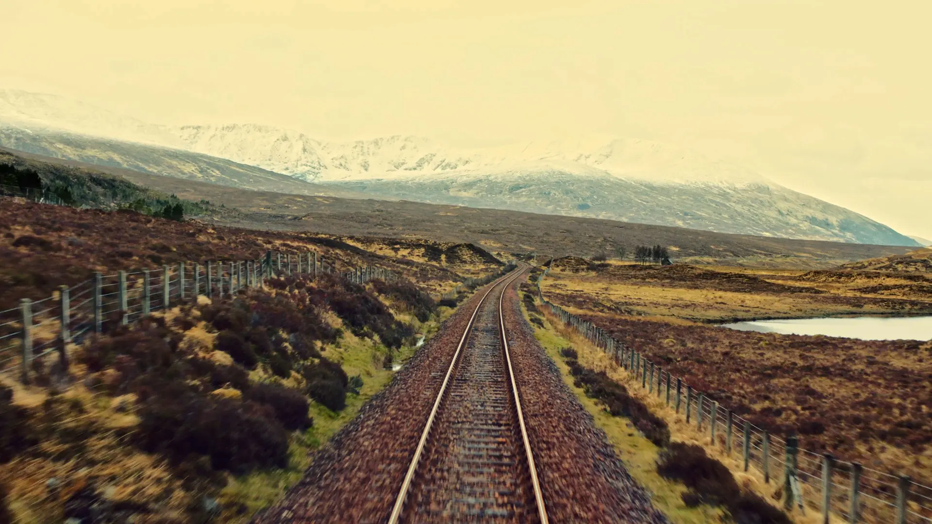 Udsigt over skinner og bjerge fra Royal Scotsman, A Belmond Train, Europa, Skotland, Togrejser