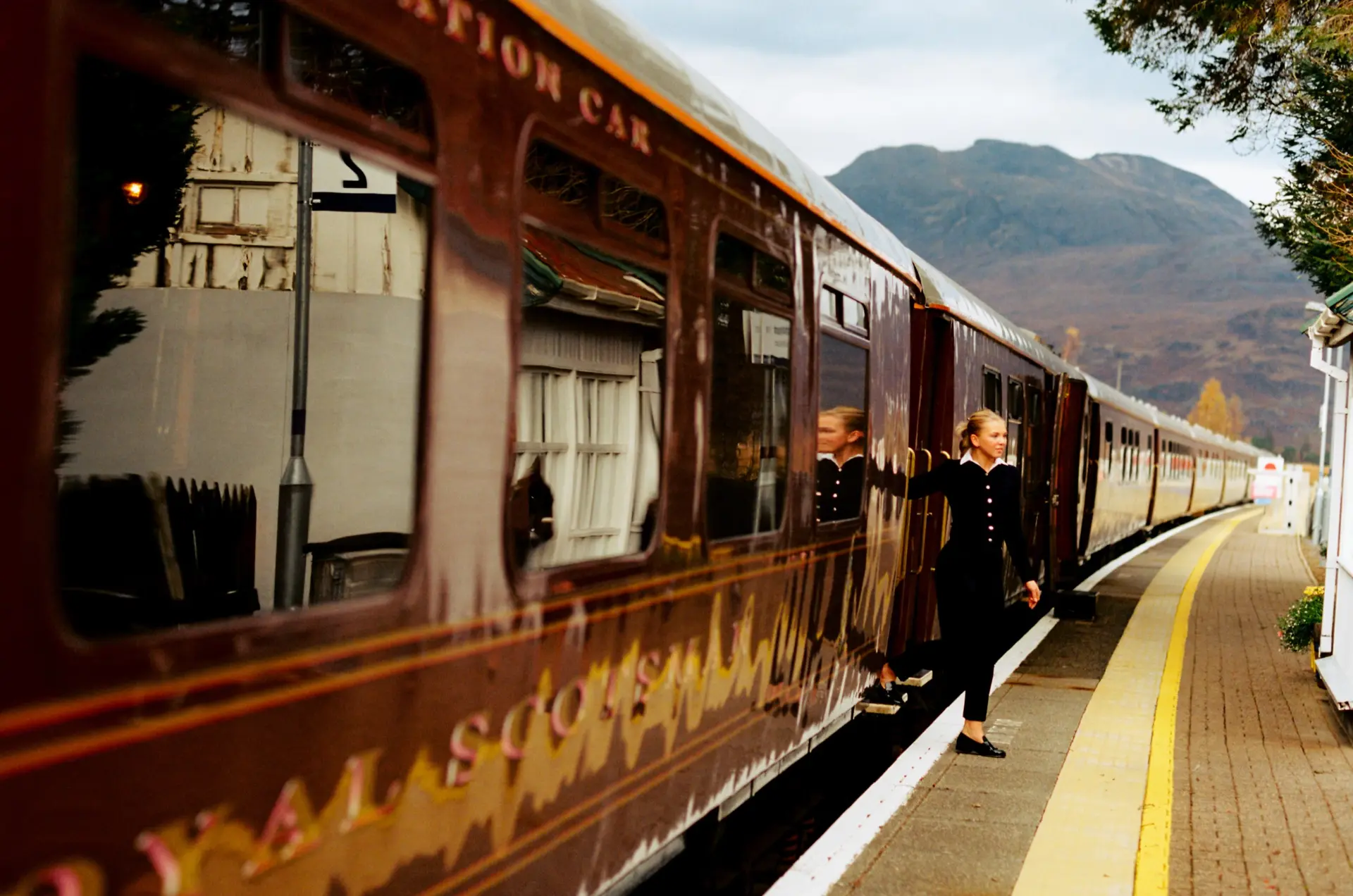 Personale foran Royal Scotsman, A Belmond Train, Europa, Skotland, Togrejser