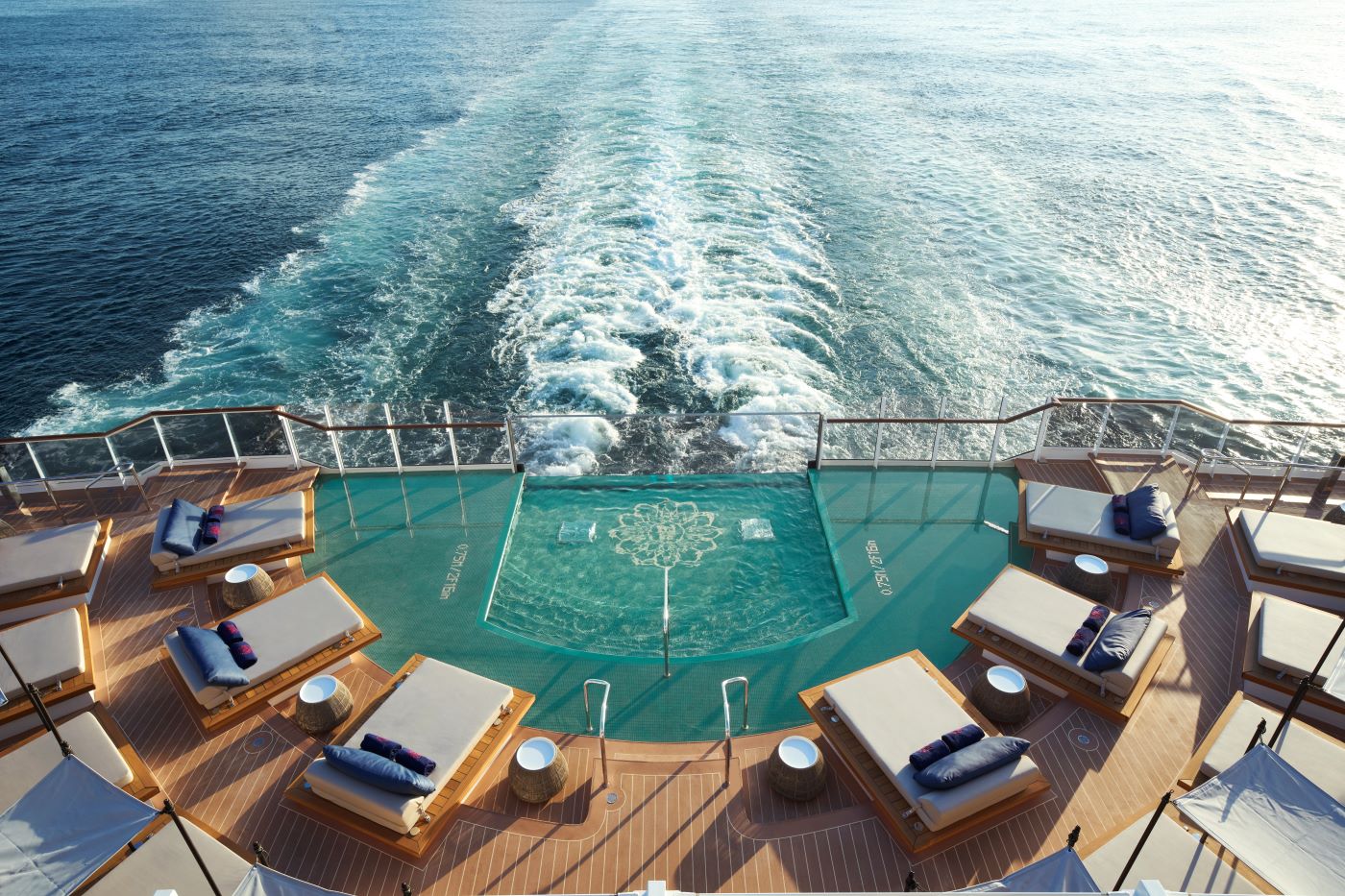 Astern pool om bord på Explora Journey