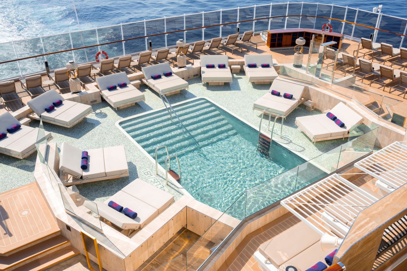 Atoll pool om bord på Explora Journey