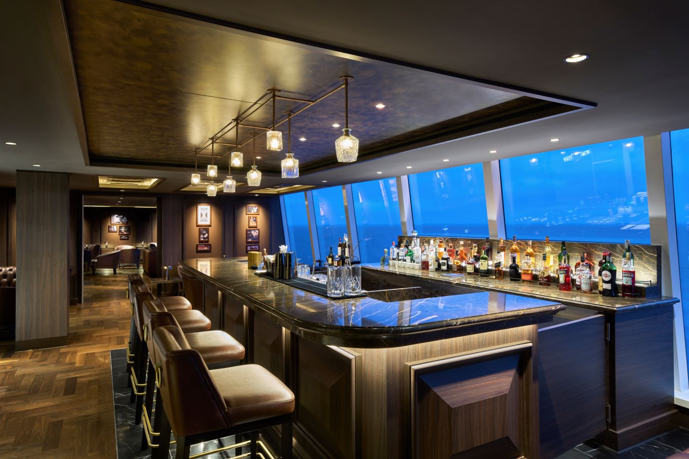 Malt Whiskey & Cigar Bar om bord på Explora Journey