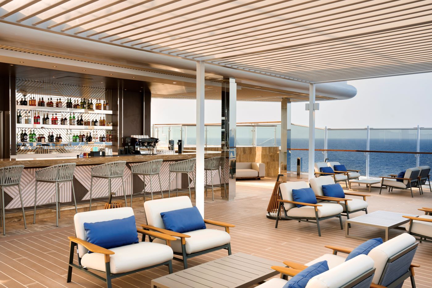 Sky Bar om bord på Explora Journey