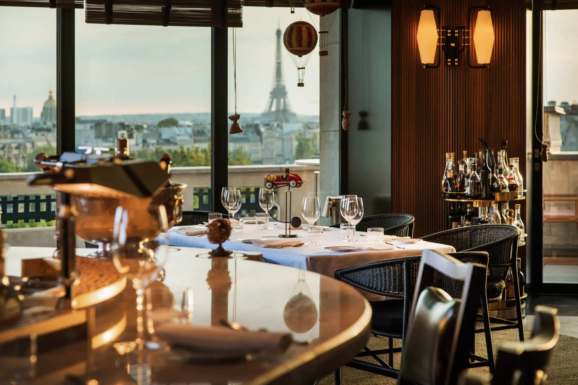 Restaurant Langosteria med Eiffeltårnet i baggrunden på Cheval Blanc Paris, Frankrig