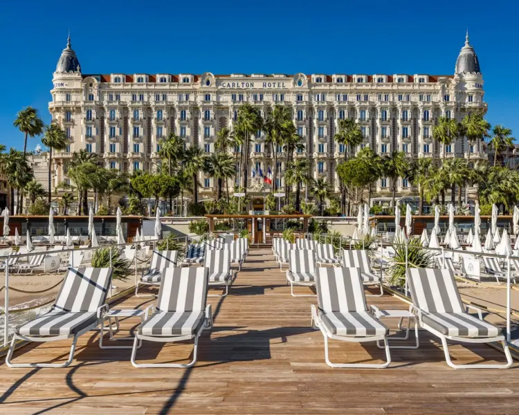 Solsenge på Carlton Beach Club på Carlton Cannes, Frankrig