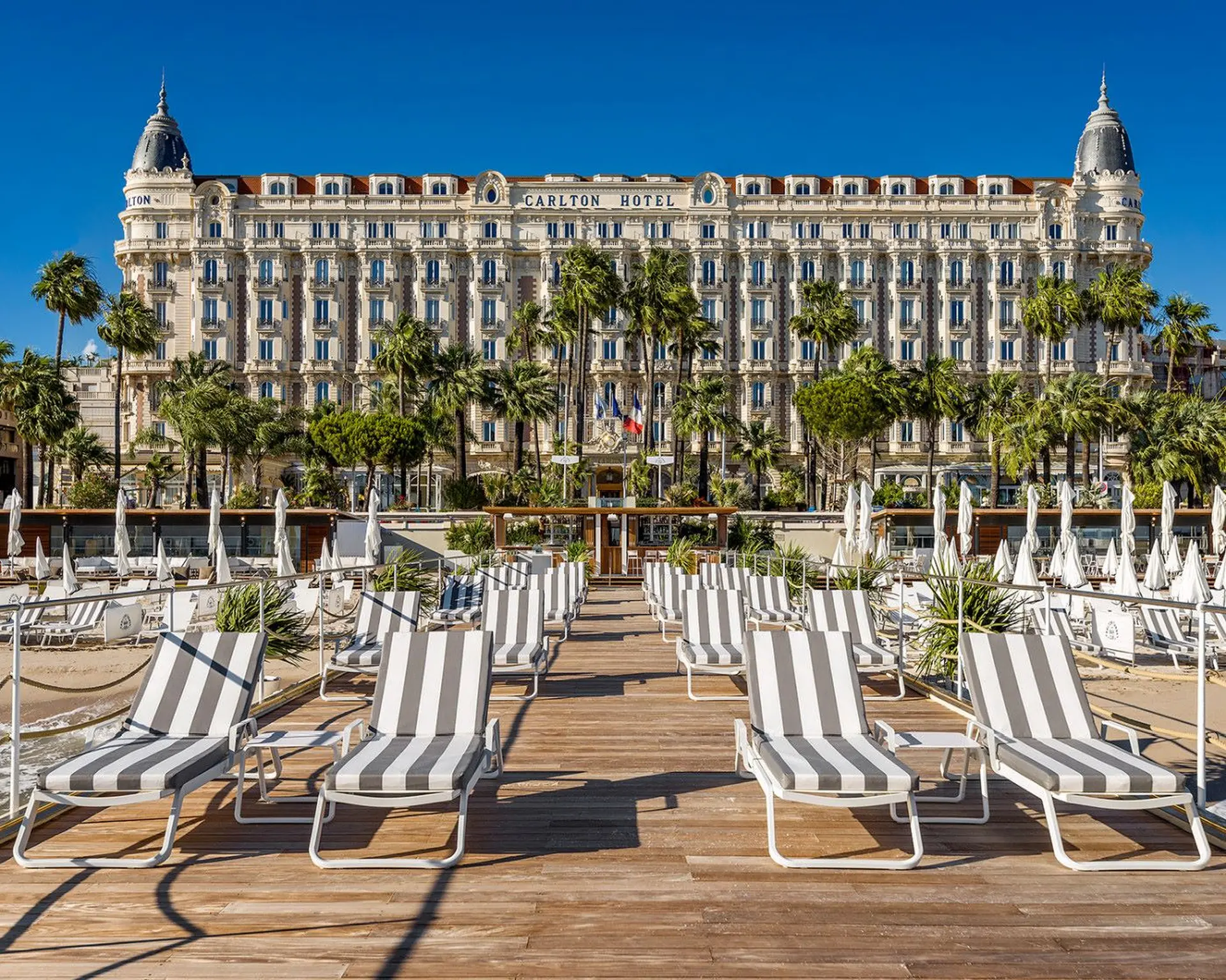 Solsenge på Carlton Beach Club på Carlton Cannes, Frankrig