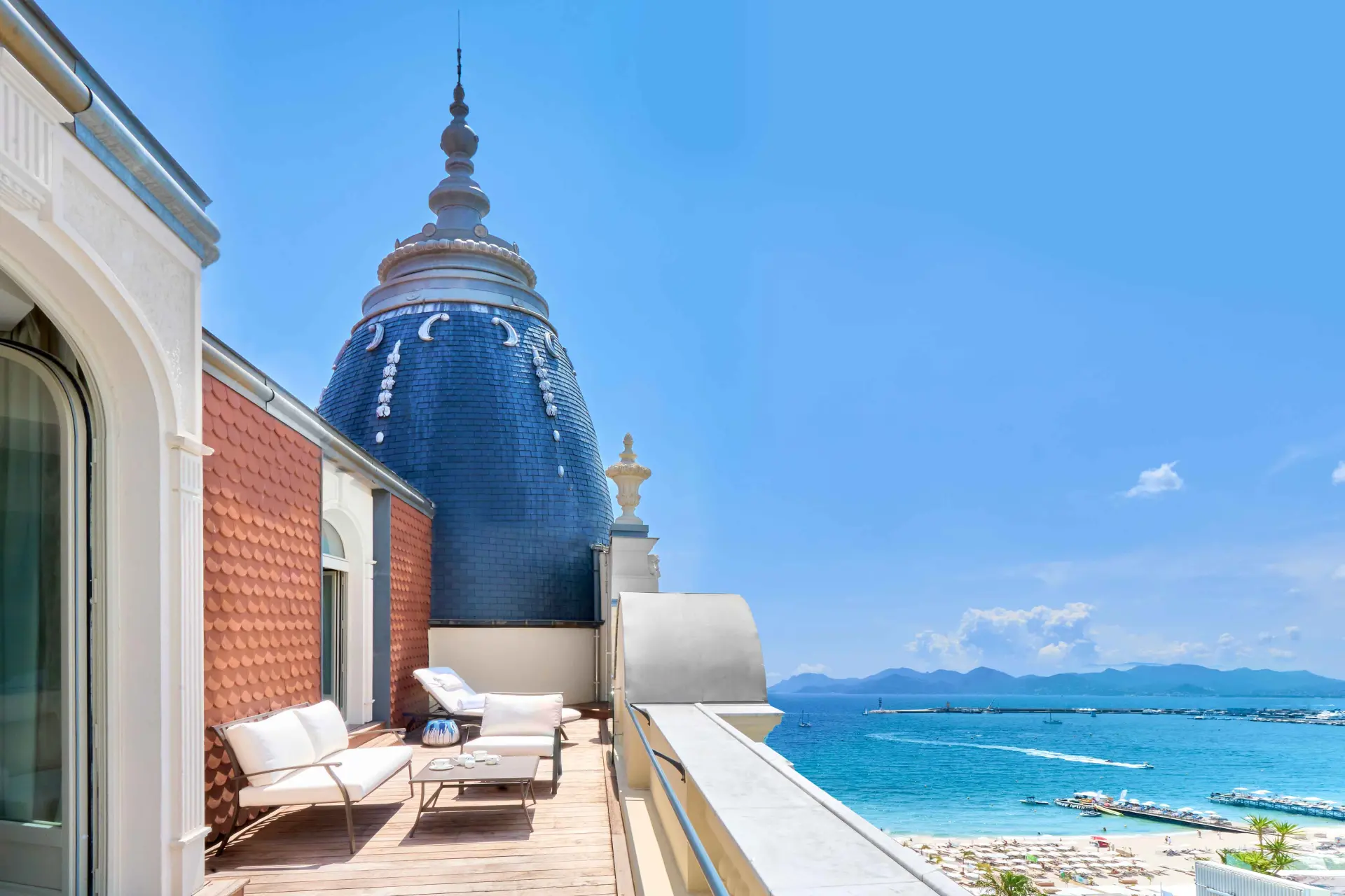 Privat terrasse med havudsigt i Cary Grant Suite på Carlton Cannes, Frankrig