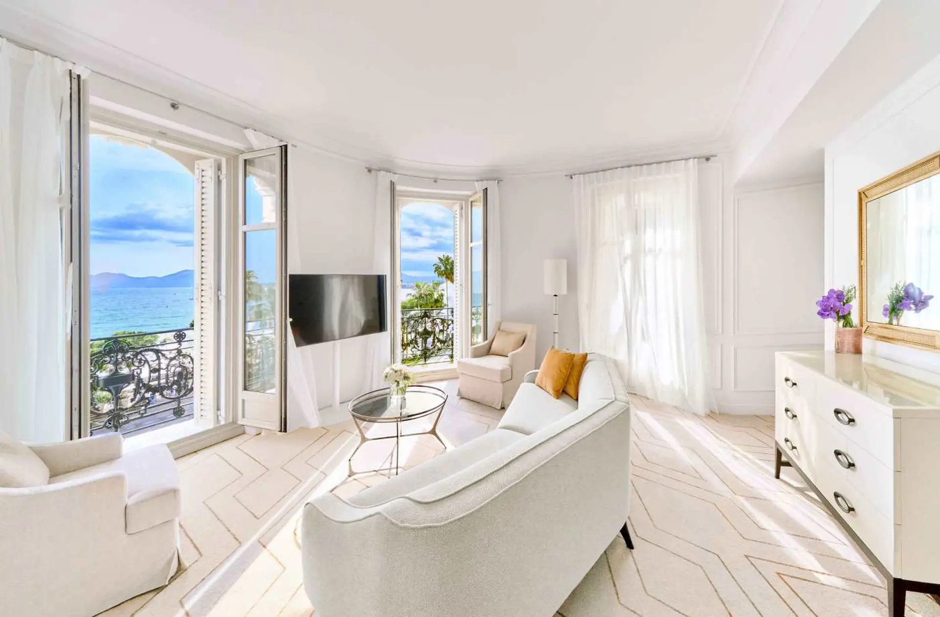 Stue i Einesy Corner Suite på Carlton Cannes, Frankrig
