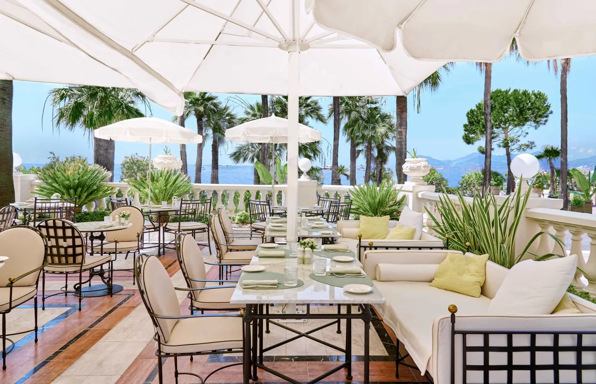 Udendørs restaurant med havudsigt på Carlton Cannes, Frankrig